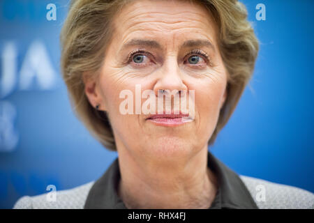 Riga, Lettonia. 04 feb 2019. Ursula von der Leyen (CDU), il ministro della Difesa, parla nel corso di una conferenza stampa presso il Ministero della difesa della Lettonia. Gli argomenti sono stati il ritiro degli Stati Uniti e la Russia dal trattato INF. Il ministro viaggi per gli Stati Baltici per visitare i soldati tedeschi. Credito: Arne Bänsch/dpa/Alamy Live News Foto Stock