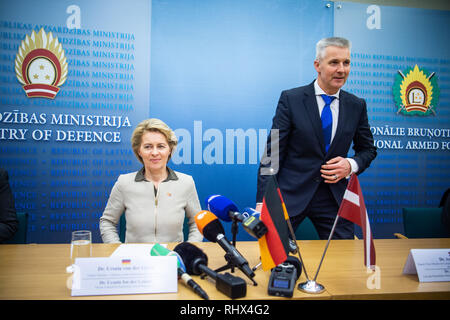 Riga, Lettonia. 04 feb 2019. Ursula von der Leyen (CDU), il Ministro della difesa, e Artis PABRIKS Ministro della difesa della Lettonia, partecipare a una conferenza stampa presso il Ministero della difesa della Lettonia. Il ministro viaggi per gli Stati Baltici per visitare i soldati tedeschi. Credito: Arne Bänsch/dpa/Alamy Live News Foto Stock