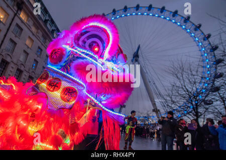 Londra, Regno Unito. 4 febbraio 2019. La gronda del nuovo anno cinese del maiale si celebra presso la London Eye con Lion ballerini e un cambiamento di colore per la ruota stessa. Credito: Guy Bell/Alamy Live News Foto Stock