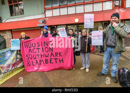 Londra, Regno Unito. 4° febbraio 2019. Ai residenti di Southwark Council's Aylesbury Station Wagon protesta al di fuori della zona di accoglimento office tramite riscaldamento e acqua calda a interruzioni. Alcune sono state senza il calore nei loro appartamenti per sei mesi, solo con riscaldatori elettrici che in questi ultimi giorni di congelamento sono totalmente inadeguati e costosissimo per l'esecuzione. Credito: Peter Marshall / Alamy Live News Foto Stock