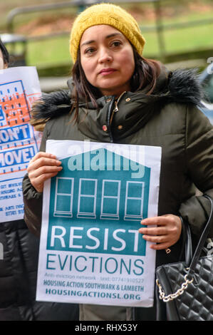 Londra, Regno Unito. 4° febbraio 2019. Ai residenti di Southwark Council's Aylesbury Station Wagon protesta al di fuori della zona di accoglimento office tramite riscaldamento e acqua calda a interruzioni. Alcune sono state senza il calore nei loro appartamenti per sei mesi, solo con riscaldatori elettrici che in questi ultimi giorni di congelamento sono totalmente inadeguati e costosissimo per l'esecuzione. Credito: Peter Marshall / Alamy Live News Foto Stock