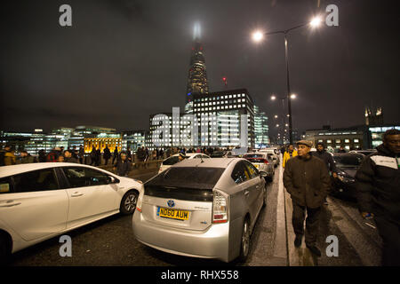 Londra, Regno Unito. 4 febbraio, 2019. Noleggio privato di driver protestare contro la tassa di congestione bloccando il London Bridge. Credito: George Wright Cracknell/Alamy Live News Foto Stock