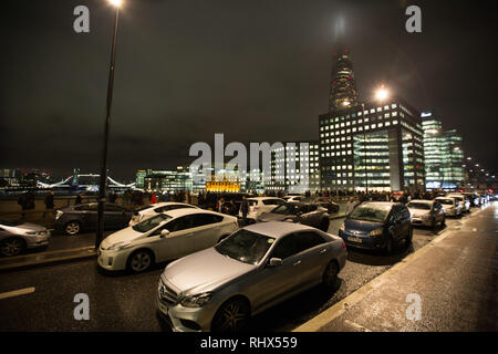 Londra, Regno Unito. 4 febbraio, 2019. Noleggio privato di driver protestare contro la tassa di congestione bloccando il London Bridge. Credito: George Wright Cracknell/Alamy Live News Foto Stock