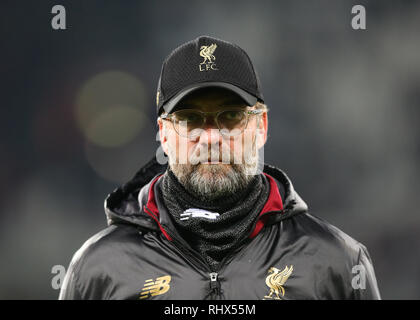 Lo stadio di Londra, Londra, Regno Unito. 4 febbraio, 2019. EPL Premier League Football, West Ham United contro il Liverpool, Liverpool Manager Jurgen Klopp sul campo osservando il pre Match ups caldo prima di kick off Credit: Azione Plus sport/Alamy Live News Foto Stock