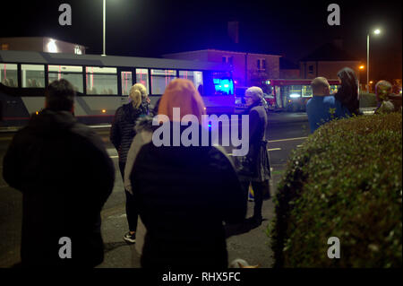 Knightswood, Glasgow, Scotland, Regno Unito 4th, febbraio 2019. Bus Knightswood crash aggiunge il numero di bus si blocca di finire nei popoli giardini durante l ultimo anno. Credito traghetto Gerard/Alamy Live News Foto Stock