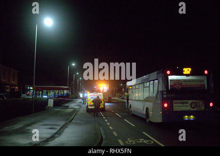 Knightswood, Glasgow, Scotland, Regno Unito 4th, febbraio 2019. Bus Knightswood crash aggiunge il numero di bus si blocca di finire nei popoli giardini durante l ultimo anno. Credito traghetto Gerard/Alamy Live News Foto Stock