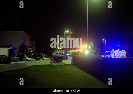 Knightswood, Glasgow, Scotland, Regno Unito 4th, febbraio 2019. Bus Knightswood crash aggiunge il numero di bus si blocca di finire nei popoli giardini durante l ultimo anno. Credito traghetto Gerard/Alamy Live News Foto Stock