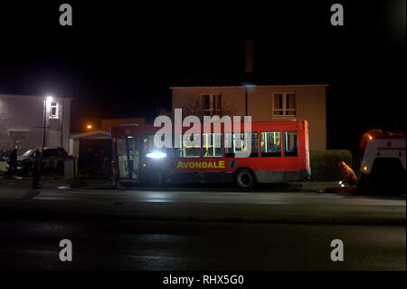 Knightswood, Glasgow, Scotland, Regno Unito 4th, febbraio 2019. Bus Knightswood crash aggiunge il numero di bus si blocca di finire nei popoli giardini durante l ultimo anno. Credito traghetto Gerard/Alamy Live News Foto Stock