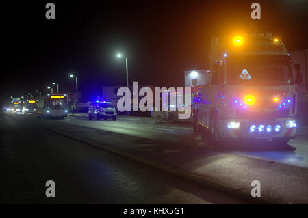 Knightswood, Glasgow, Scotland, Regno Unito 4th, febbraio 2019. Bus Knightswood crash aggiunge il numero di bus si blocca di finire nei popoli giardini durante l ultimo anno. Credito traghetto Gerard/Alamy Live News Foto Stock