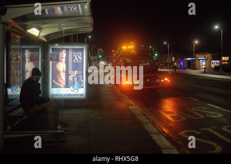 Knightswood, Glasgow, Scotland, Regno Unito 4th, febbraio 2019. Bus Knightswood crash aggiunge il numero di bus si blocca di finire nei popoli giardini durante l ultimo anno. Credito traghetto Gerard/Alamy Live News Foto Stock