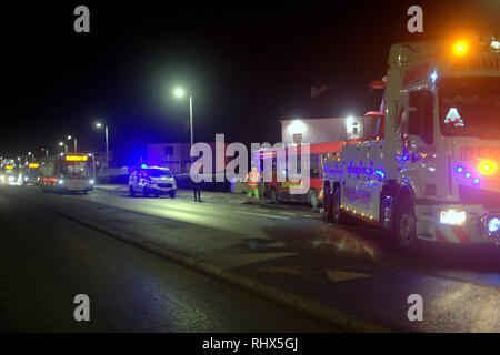 Knightswood, Glasgow, Scotland, Regno Unito 4th, febbraio 2019. Bus Knightswood crash aggiunge il numero di bus si blocca di finire nei popoli giardini durante l ultimo anno. Credito traghetto Gerard/Alamy Live News Foto Stock