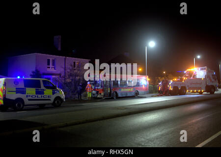 Knightswood, Glasgow, Scotland, Regno Unito 4th, febbraio 2019. Bus Knightswood crash aggiunge il numero di bus si blocca di finire nei popoli giardini durante l ultimo anno. Credito traghetto Gerard/Alamy Live News Foto Stock