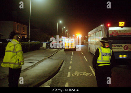 Knightswood, Glasgow, Scotland, Regno Unito 4th, febbraio 2019. Bus Knightswood crash aggiunge il numero di bus si blocca di finire nei popoli giardini durante l ultimo anno. Credito traghetto Gerard/Alamy Live News Foto Stock