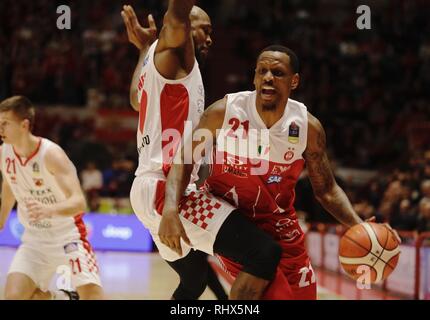 Foto Marco Bucco - LaPresse 04-02-2019 Pistoia (Italia) Sport Flexx BasketThe Pistoia - EA7 Emporio Armani Milano Serie A CESTELLO Postemobile 2018-2019 Nella foto: James Nunnally contrastato da Mickell Letizia foto Marco Bucco - LaPresse Febbraio 04, 2019 Pistoia (Italia) Sport Flexx BasketThe Pistoia - EA7 Emporio Armani Milano Serie A CESTELLO Postemobile stagione 2018-2019 Nel pic: James Nunnally lotta per la sfera con Mickell Letizia Foto Stock