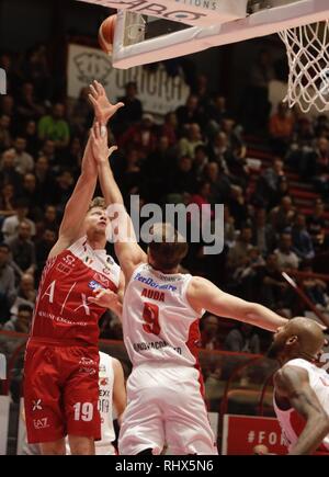 Foto Marco Bucco - LaPresse 04-02-2019 Pistoia (Italia) Sport Flexx BasketThe Pistoia - EA7 Emporio Armani Milano Serie A CESTELLO Postemobile 2018-2019 Nella foto: Mindaugas Kuzminskas contrastato da Patrik Auda foto Marco Bucco - LaPresse Febbraio 04, 2019 Pistoia (Italia) Sport Flexx BasketThe Pistoia - EA7 Emporio Armani Milano Serie A CESTELLO Postemobile stagione 2018-2019 Nel pic: Mindaugas Kuzminskas lotta per la sfera con Patrik Auda Foto Stock