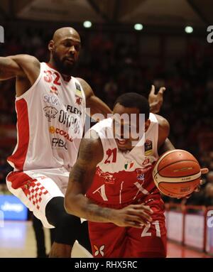 Foto Marco Bucco - LaPresse 04-02-2019 Pistoia (Italia) Sport Flexx BasketThe Pistoia - EA7 Emporio Armani Milano Serie A CESTELLO Postemobile 2018-2019 Nella foto: James Nunnally contrastato da Mickell Letizia foto Marco Bucco - LaPresse Febbraio 04, 2019 Pistoia (Italia) Sport Flexx BasketThe Pistoia - EA7 Emporio Armani Milano Serie A CESTELLO Postemobile stagione 2018-2019 Nel pic: James Nunnally lotta per la sfera con Mickell Letizia Foto Stock