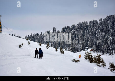 Febbraio 4, 2019 - Gulmarg, J&K, India - Visitatori sono visti a piedi attraverso una coperta di neve road presso una famosa stazione sciistica in Gulmarg, a circa 55km da Srinagar, Indiano Kashmir amministrato.Gulmarg, situato ai piedi dell'Himalaya a 2.745 metri (9.000 piedi) sopra il livello del mare, è una delle principali destinazioni sciistiche in Asia del Sud. Credito: Saqib Majeed SOPA/images/ZUMA filo/Alamy Live News Foto Stock