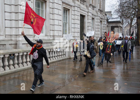 Londra, Regno Unito. 4 febbraio, 2019. Tamil protesta a Whitehall sullo Sri Lanka il giorno di indipendenza per chiedere la liberazione dei prigionieri politici e un indipendente per i crimini di guerra commissione, informazioni sulle persone scomparse, il ritorno di terra occupata e il diritto di autodeterminazione della popolazione Tamil. Credito: Mark Kerrison/Alamy Live News Foto Stock