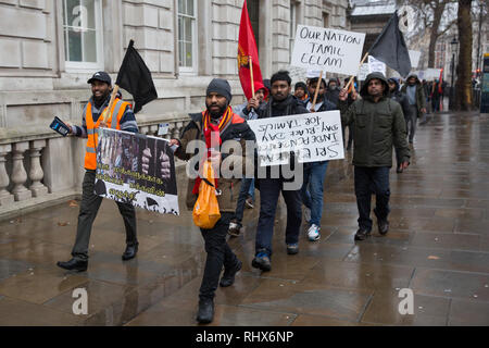 Londra, Regno Unito. 4 febbraio, 2019. Tamil protesta a Whitehall sullo Sri Lanka il giorno di indipendenza per chiedere la liberazione dei prigionieri politici e un indipendente per i crimini di guerra commissione, informazioni sulle persone scomparse, il ritorno di terra occupata e il diritto di autodeterminazione della popolazione Tamil. Credito: Mark Kerrison/Alamy Live News Foto Stock