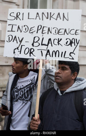 Londra, Regno Unito. 4 febbraio, 2019. Tamil protesta a Whitehall sullo Sri Lanka il giorno di indipendenza per chiedere la liberazione dei prigionieri politici e un indipendente per i crimini di guerra commissione, informazioni sulle persone scomparse, il ritorno di terra occupata e il diritto di autodeterminazione della popolazione Tamil. Credito: Mark Kerrison/Alamy Live News Foto Stock