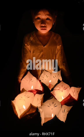 Novembre 20, 2018 - Hội Un, Vietnam - una bambina sta vendendo poco candela alle barche di galleggiante su Thu Bon river durante la festa delle lanterne in Hoi An. Credito: Daniel Dohlus/ZUMA filo/Alamy Live News Foto Stock