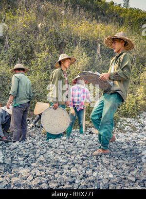 Tp. 9 Nov, 2018. Hà Giang, Vietnam - Lavoratori nel Ha Giang Provincia di riparare il usurate strade con strumenti semplici. Credito: Daniel Dohlus/ZUMA filo/Alamy Live News Foto Stock