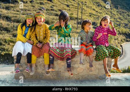 Tp. 7 Nov, 2018. Hà Giang, Vietnam - cinque bambini appartenenti alla minoranza di Hmong nei loro abiti tradizionali nel Ha Giang provincia. Credito: Daniel Dohlus/ZUMA filo/Alamy Live News Foto Stock