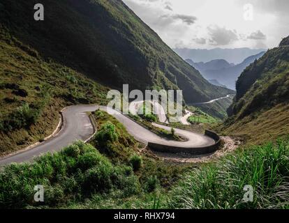 Tp. 7 Nov, 2018. Hà Giang, Vietnam - una delle famose strade passa attraverso le montagne da Tp. Ha Giang a Dong Van. Credito: Daniel Dohlus/ZUMA filo/Alamy Live News Foto Stock