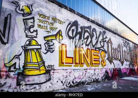 Parigi, Ile de France, Francia. 3 febbraio, 2019. Grafitti visto sulla parete Aubervilliers. 20 artisti provenienti da linee nere movimento diretto a 300 metri di affresco su una parete di rue d'Aubervilliers nel XIX distretto (arrondissement) di Parigi, sul tema del Giallo salvagente movimento. Credito: Thierry Le Fouille SOPA/images/ZUMA filo/Alamy Live News Foto Stock