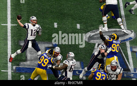 Pechino, Cina. 5 febbraio, 2019. New England Patriots' Tom Brady (1L) Hands off la sfera durante la NFL Super Bowl LIII partita di calcio tra New England Patriots e Los Angeles Rams in Atlanta, negli Stati Uniti, febbraio 3, 2014. New England Patriots ha vinto 13-3. Credito: Xinhua/Alamy Live News Foto Stock