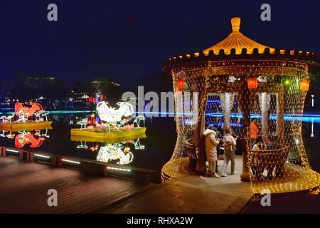 Kunming, la Cina della provincia dello Yunnan. 4 febbraio, 2019. Cittadini lanterne vista al parco Daguan alla vigilia della Festa della Primavera di Kunming, a sud-ovest della Cina di Provincia di Yunnan, Febbraio 4, 2019. Credito: Qin Qing/Xinhua/Alamy Live News Foto Stock