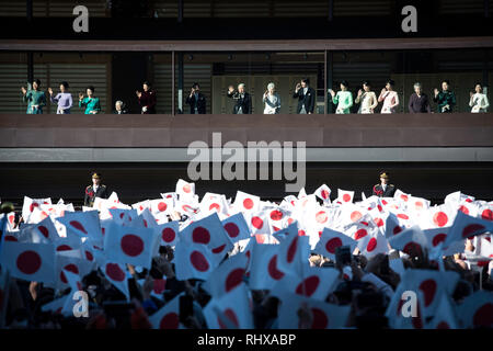 Tokyo, Giappone. Il 2 gennaio, 2019. TOKYO, Giappone - 2 gennaio: Giappone imperatore Akihito, Imperatrice Michiko, Principe Ereditario Naruhito, Crown Princess Masako e i membri della famiglia reale di assistere ad una apparizione pubblica per i festeggiamenti di Capodanno presso il palazzo imperiale di Tokyo, Giappone, 2 gennaio 2019. (Foto: Richard Atrero de Guzman/ Aflo foto) Foto Stock