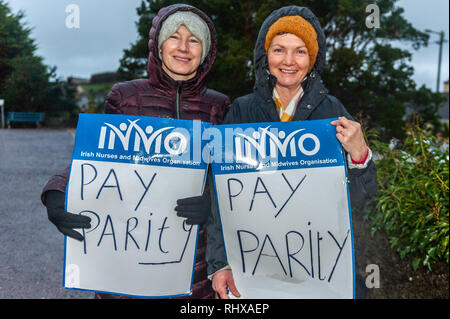 Bantry, West Cork, Irlanda. 5 Feb 2019. Gli infermieri di grande impatto del Bantry General Hospital picket l'ingresso dell'ospedale per un secondo giorno in quello che è un'escalation in azione industriale dopo che il governo ha rifiutato di impegnarsi con L'INMO per la questione della retribuzione. Credit: Notizie dal vivo di AG/Alamy. Foto Stock