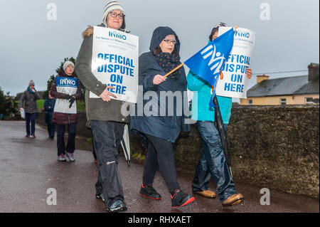 Bantry, West Cork, Irlanda. 5 Feb 2019. Gli infermieri di grande impatto del Bantry General Hospital picket l'ingresso dell'ospedale per un secondo giorno in quello che è un'escalation in azione industriale dopo che il governo ha rifiutato di impegnarsi con L'INMO per la questione della retribuzione. Credit: Notizie dal vivo di AG/Alamy. Foto Stock