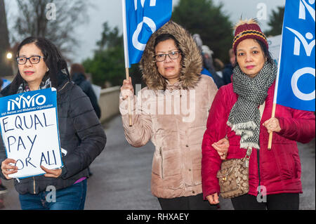 Bantry, West Cork, Irlanda. 5 Feb 2019. Gli infermieri di grande impatto del Bantry General Hospital picket l'ingresso dell'ospedale per un secondo giorno in quello che è un'escalation in azione industriale dopo che il governo ha rifiutato di impegnarsi con L'INMO per la questione della retribuzione. Credit: Notizie dal vivo di AG/Alamy. Foto Stock