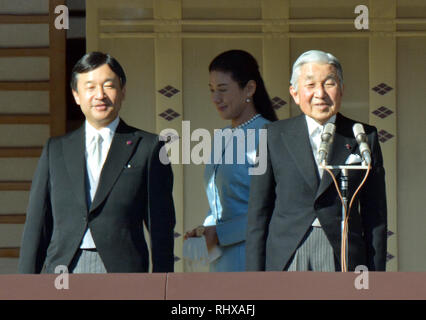 Tokyo, Giappone. Il 2 gennaio, 2014. La principessa Masako cammina dietro l'imperatore Akihito, destra e suo marito, il Principe ereditario Naruhito, durante un Nuovo Anno di udienza generale presso il palazzo imperiale di Tokyo il Giovedi, 2 gennaio 2014. Più di 80.000 ben wishers girato fuori per festeggiare l arrivo del nuovo anno con la famiglia imprerial chi ha fatto cinque apparizioni sul balcone del palazzo. Credito: Natsuki Sakai/AFLO/Alamy Live News Foto Stock