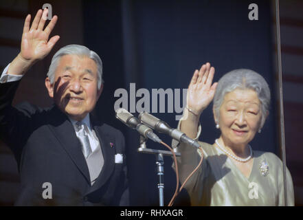 Tokyo, Giappone. Il 2 gennaio, 3014. Il Giappone Imperatore Akihito e Imperatrice Michiko onda per migliaia di sbandieratori di ben wishers dal Palazzo Imperiale balcone durante una udienza generale a Tokyo il Giovedi, 2 gennaio 2014. Più di 80.000 ben wishers girato fuori per festeggiare l arrivo del nuovo anno con la famiglia imprerial chi ha fatto cinque apparizioni sul balcone del palazzo. Credito: Kaku Kurita/AFLO/Alamy Live News Foto Stock