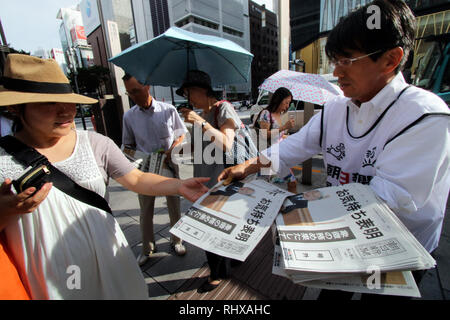 Tokyo, Giappone. 8 Ago, 2016. Le persone ricevono edizione extra quotidiani che relazione giapponese Imperatore Akihito il messaggio al pubblico in Tokyo lunedì, 8 agosto 2016. Il 82-anno-vecchio imperatore indicato per la sua disponibilità ad abdicare nel messaggio video. Credito: Yoshio Tsunoda/AFLO/Alamy Live News Foto Stock