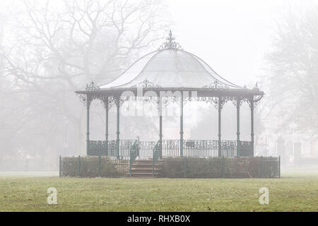 Northampton. U.K. 5 febbraio 2019. La Band Stand in alto park questa mattina nella nebbia. Credito: Keith J Smith./Alamy Live News Foto Stock