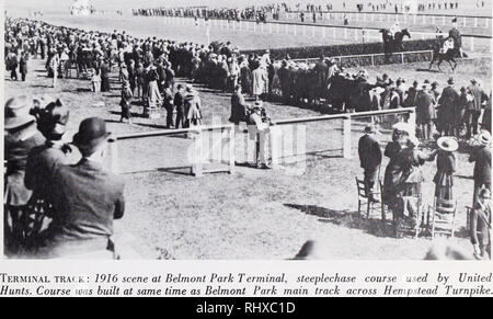 . Il Belmont Park, 1905-1968. Piste (Horse Racing). Il paese, ma Belmont Park era un furlong più a lungo. Il lavoro sui record-dimensione corso principale su cui le gare sono state per essere eseguito in senso orario, era iniziato molto tempo prima che la tribuna ha iniziato a prendere forma. All'interno del miglio-e-un-metà principale striscia di sporco, un corso d'erba di un miglio-e-tre ottavi e siepi via di un miglio-e-a-trimestre dovevano essere costruite. La via principale era di avere quattro "scivoli." o estensioni, per permettere di una varietà di distanze di gara e, ad est e ad una tangente a un miglio di formazione via stava diventando sempre più riconoscibile. U Foto Stock