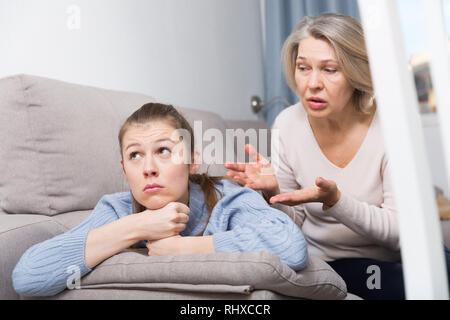 Coppia madre lenisce figlia adulta Foto Stock