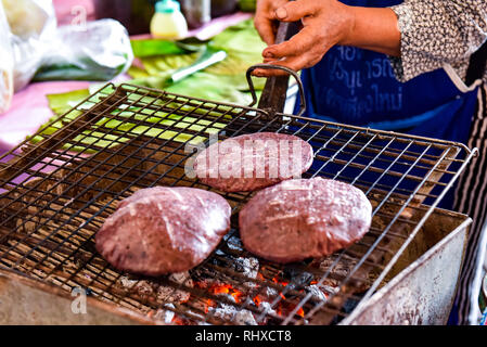 Fagioli rossi frittelle che sarà avvolto in una foglia di banano, mercato del venerdì, Chiang Mai Foto Stock