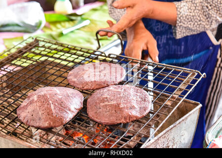 Fagioli rossi frittelle che sarà avvolto in una foglia di banano, mercato del venerdì, Chiang Mai Foto Stock