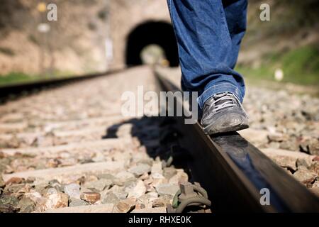 Giovane uomo facendo saldi su un treno via, provincia di Zaragoza, l'Aragona, in Spagna. Foto Stock