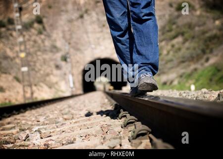 Giovane uomo facendo saldi su un treno via, provincia di Zaragoza, l'Aragona, in Spagna. Foto Stock