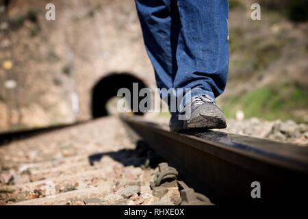 Giovane uomo facendo saldi su un treno via, provincia di Zaragoza, l'Aragona, in Spagna. Foto Stock