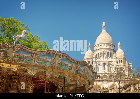Giostra vintage e la Basilica del Sacro Cuore a Montmartre, Parigi Francia Foto Stock