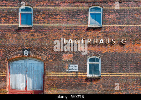 Facciata di un vecchio edificio in mattoni 'magazzino C' con un segno "Vietato fumare" Foto Stock