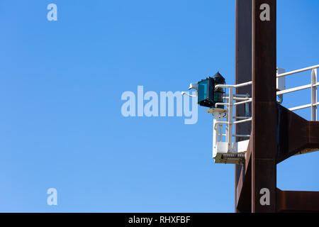 Luce di segnale su una torre di porto Foto Stock