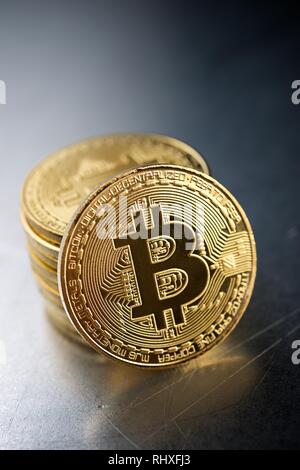 Bitcoins su un tavolo in metallo. Foto Stock